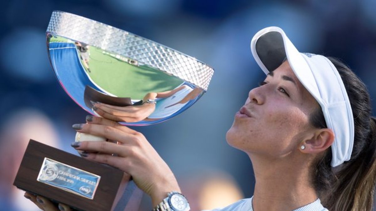 Garbiñe Muguruza levanta la copa de campeona.