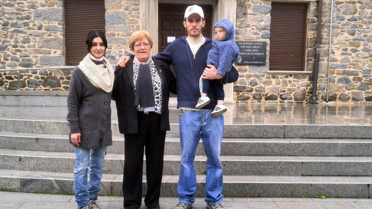 Loli, Encarna y Manuel, con el pequeño Iron, delante del Ayuntamiento de Toreno