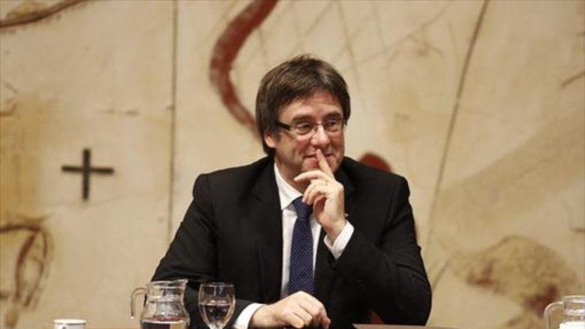 El 'president' Carles Puigdemont, en una reunión de Govern.