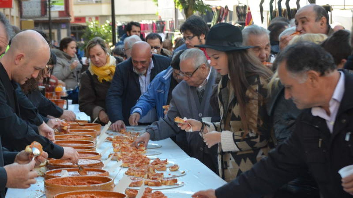 Imagen del reparto de tapas de ajo, ayer en Santa María del Páramo. MEDINA
