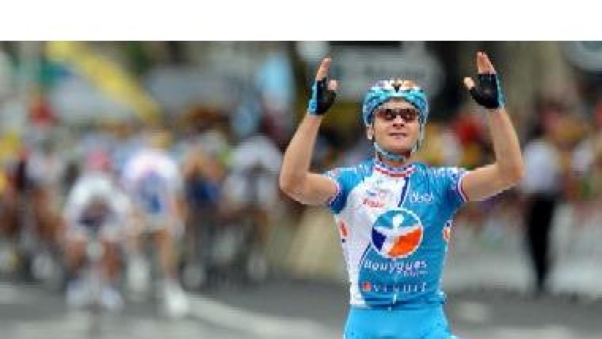 Voeckler llega a la meta.