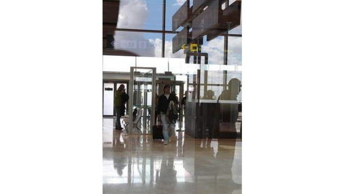 Pasajeros en la nueva terminal del aeropuerto leonés.