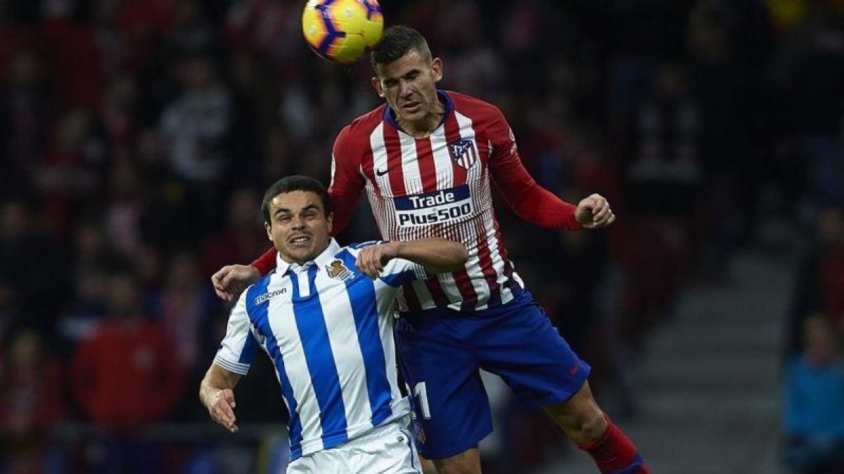 El jugador de la Real Sociedad Luca Sangalli salta con Lucas Hernández en un partido de Liga