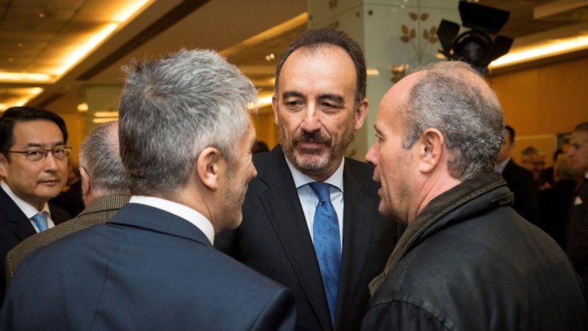 El juez Manuel Marchena conversa con el ministro Marlaska (de espaldas, a la izquierda).