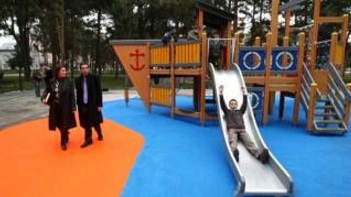 María Encina Pardo y uno de los técnicos de la Concejalía, ayer en la zona remodelada
