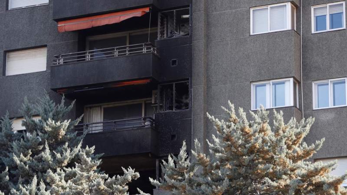 Estado en el que quedó el edificio en el que tuvo lugar el incendio en Barcelona. TONI ALBIR