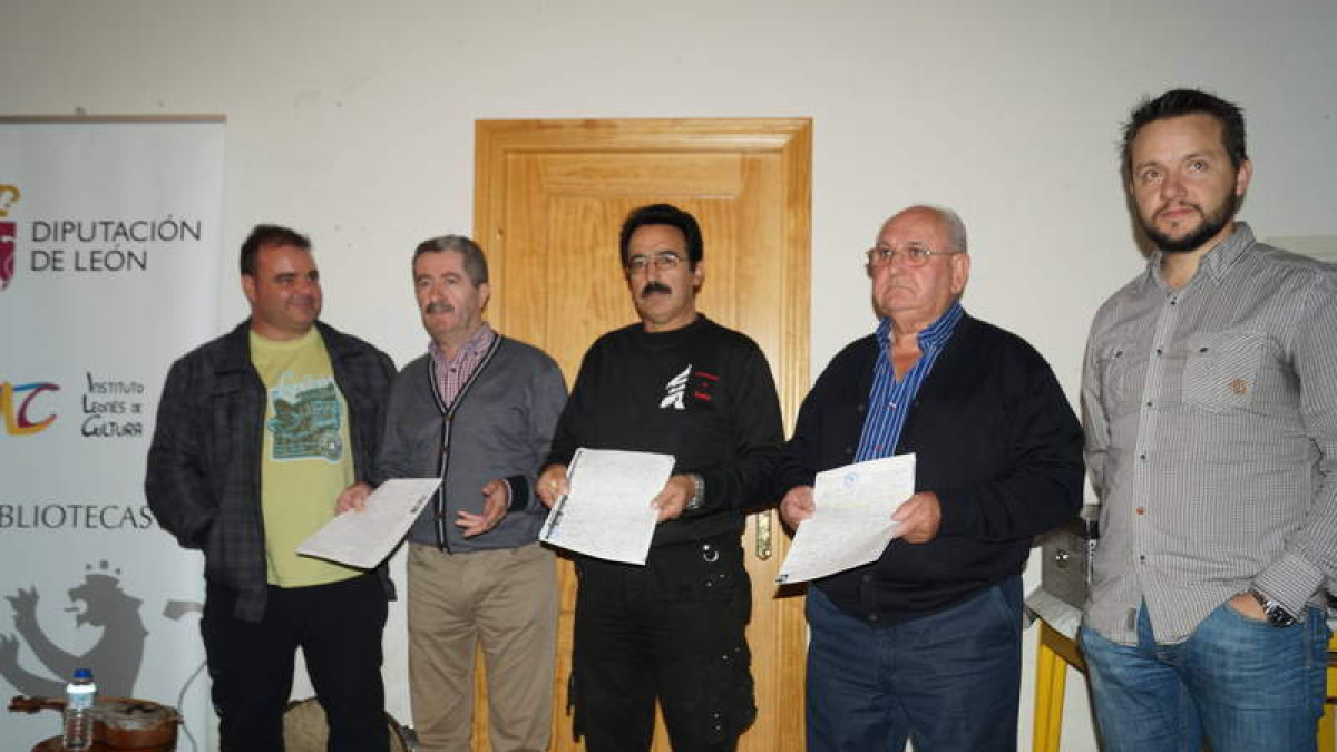 Un momento del acto de entrega de los documentos sobre los pendones.