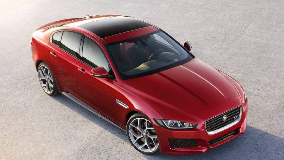 Sin complejos, con una sugestiva estética, desembarca el Jaguar XE en el segmento medio.