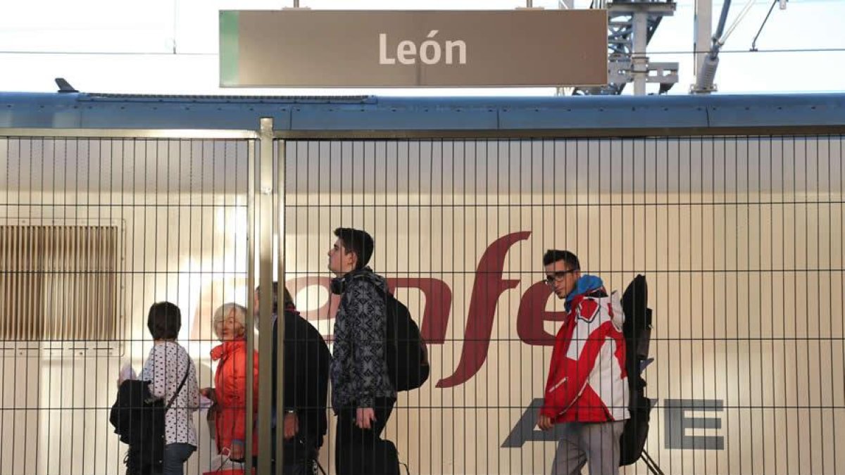 Viajeros llegando a la estación de León.