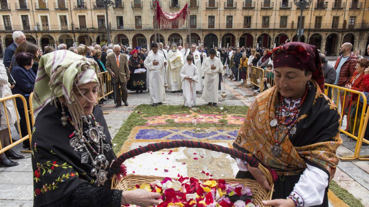 La procesión recorrió un tramo de la plaza Mayor, ante la previsión de lluvia. FERNANDO OTERO