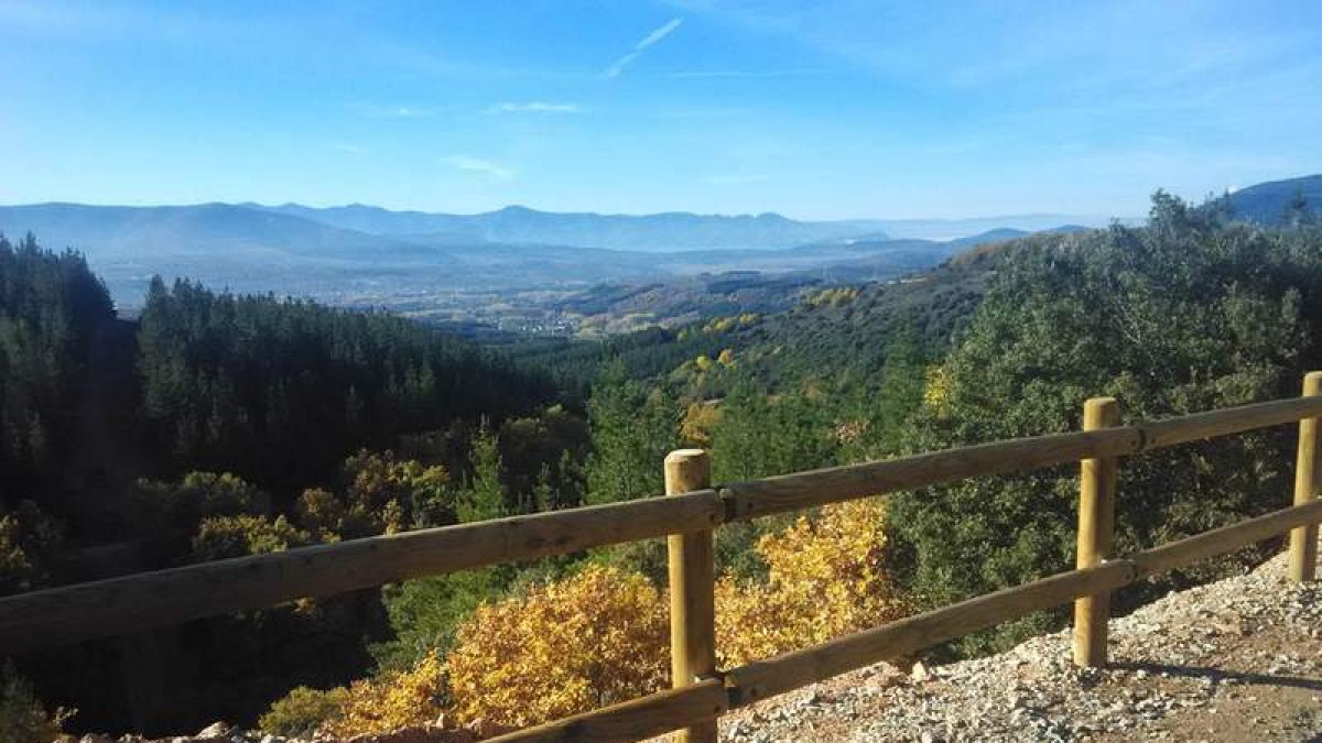 Imagen de la ruta entre Bembibre y Cobrana, con vistas al valle del Boeza. JAVIER TRAPOTE