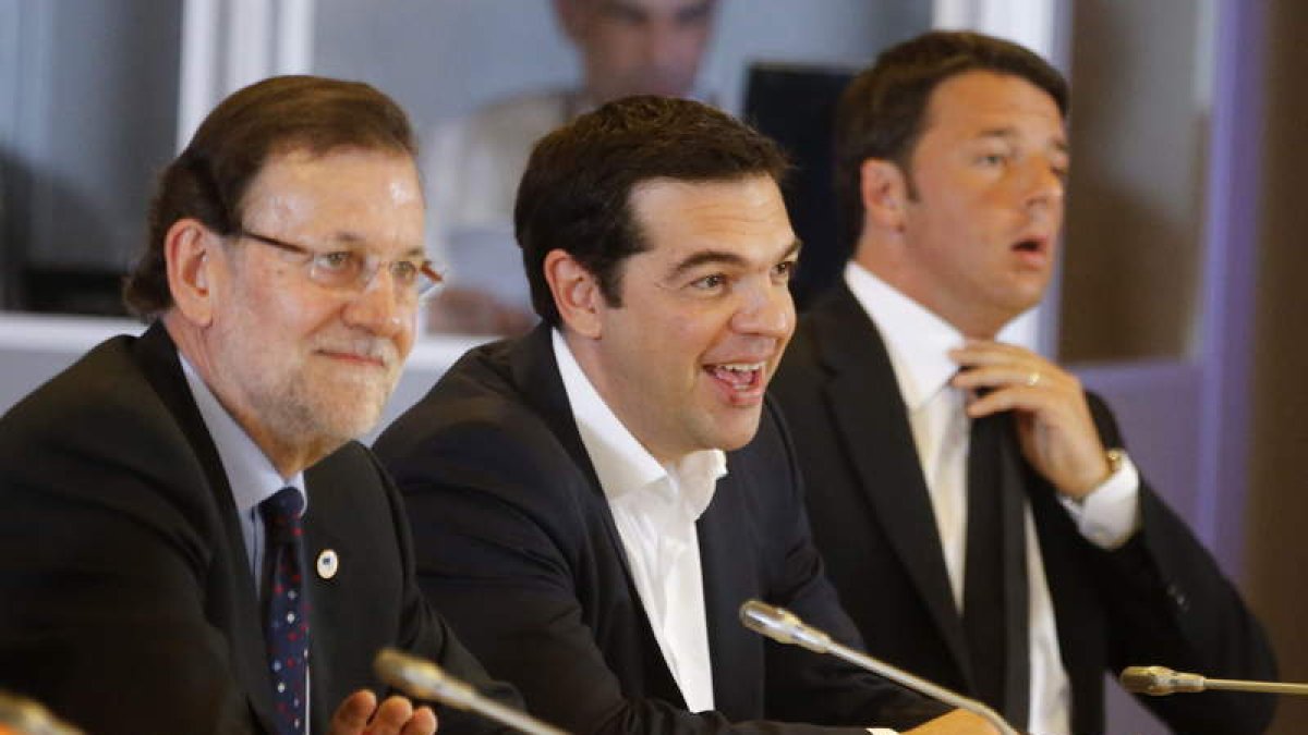 Rajoy junto al primer ministro griego, Tsipras, y el primer ministro italiano, Renzi.