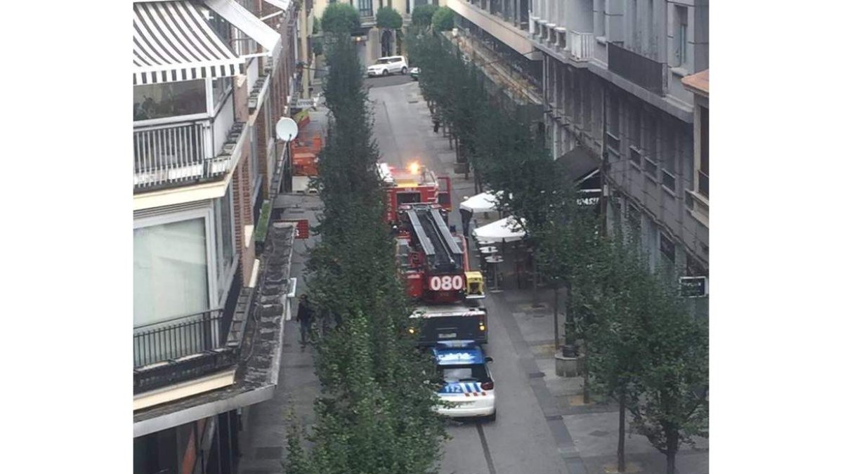 Los bomberos acudieron ayer a la calle del Carmen alertados por el mal funcionamiento de una calefacción. DL