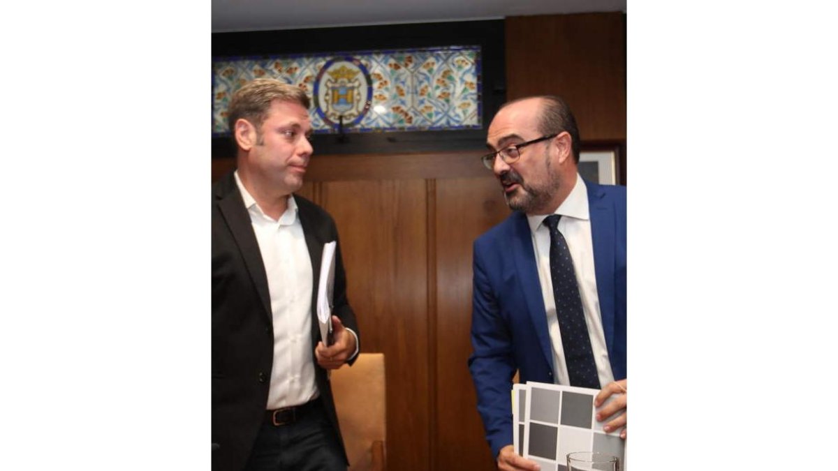 El teniente de alcalde, Iván Alonso, y el alcalde Marco Morala, ayer a punto de iniciarse el pleno. L. DE LA MATA