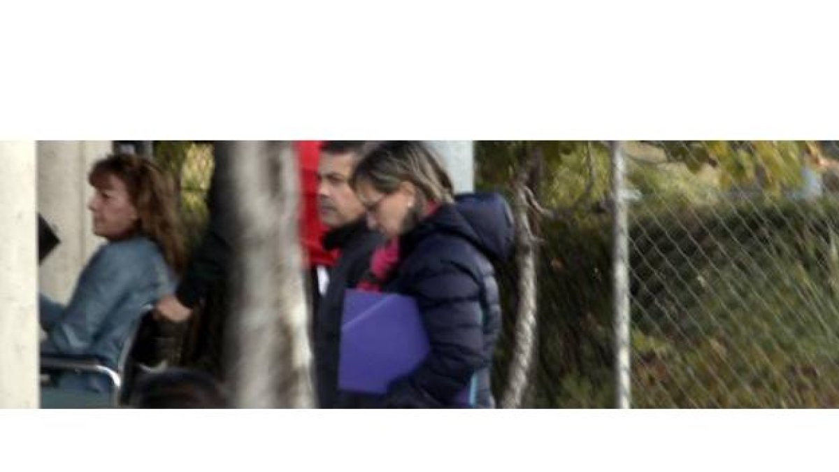La mujer de Barazón llega ayer con una carpeta a la prisión de Navalcarnero