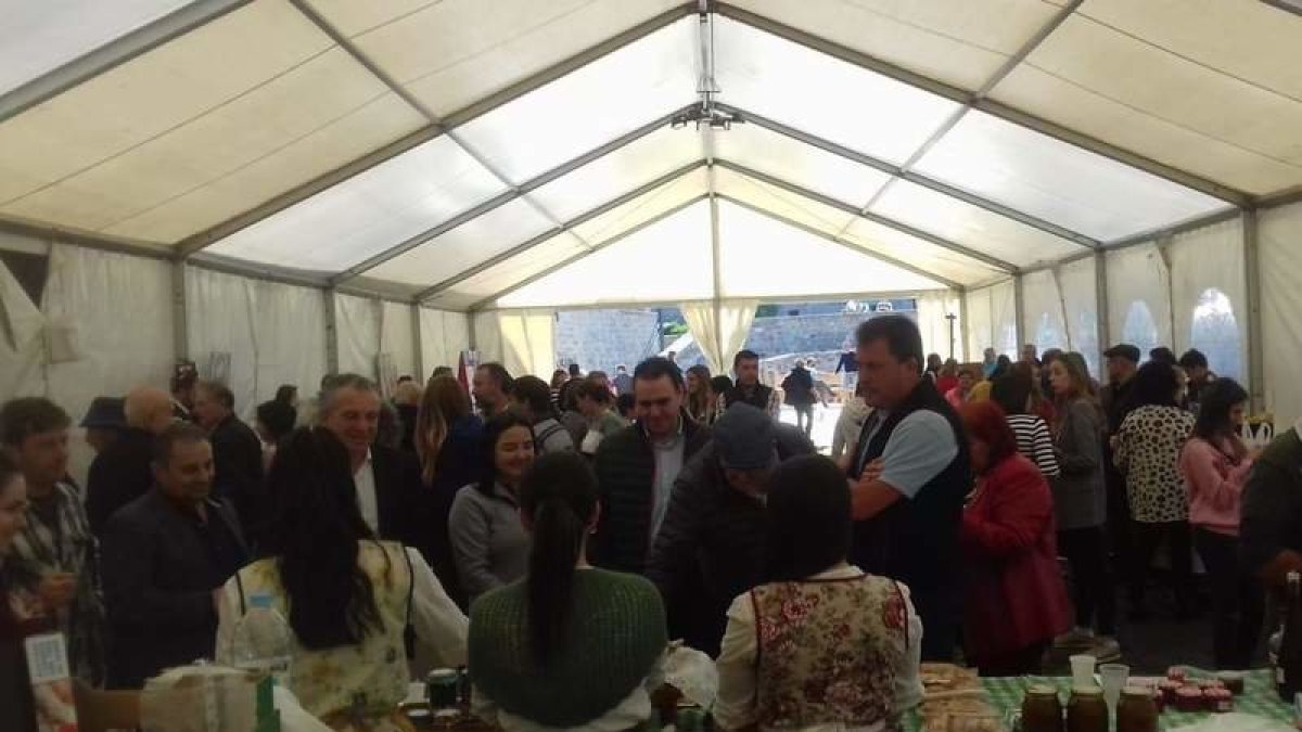 Una carpa acogió stands con productos como el queso. CAMPOS