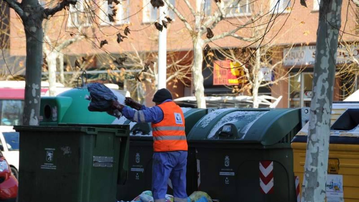 El personal de limpieza anuncia movilizaciones tras los recortes municipales.