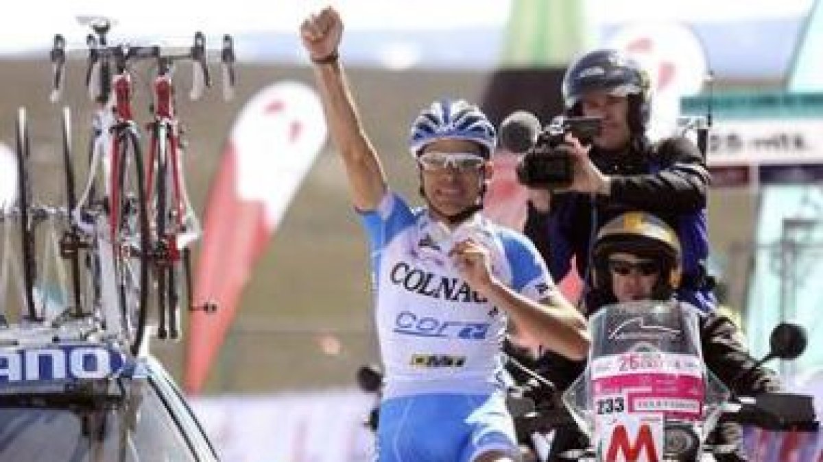 Filippo Savini celebra en la meta del Alto de Laguna de los Peces su triunfo tras completar una etap