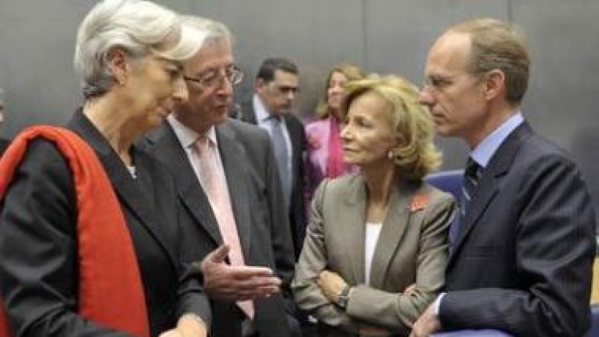 La ministra de Economía y Hacienda, Elena Salgado, conversa con colegas antes de la reunión.