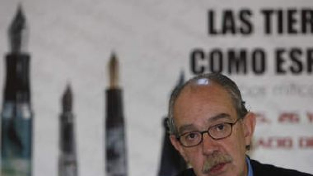 Francisco García Pérez durante su conferencia.