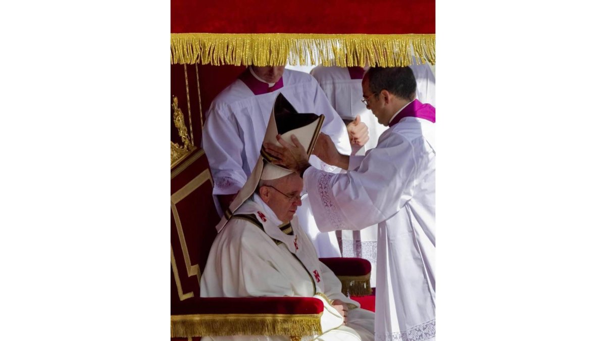 El papa Francisco (c) recibe la mitra durante la misa solemne de inicio de su Pontificado en la plaza de San Pedro del Vaticano.