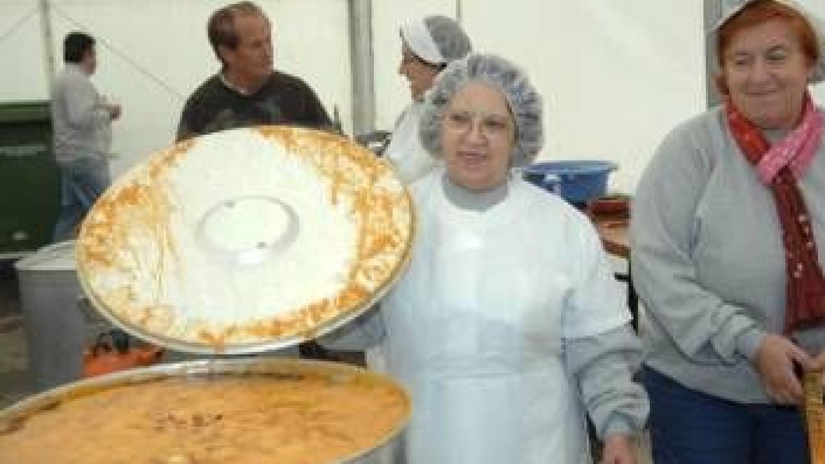 Una cocinera de la feria de Chozas del año pasado muestra una cazuela gigante con un guiso de patata