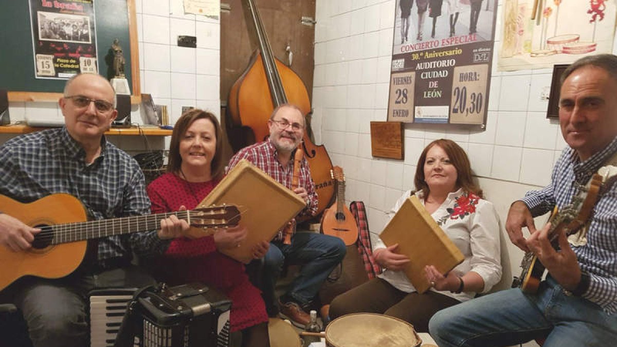 Ángel Arredondo, Tere Pérez, Jesús San José, Pilar Pérez y Marcelino Rodríguez, integrantes de La Braña. DL