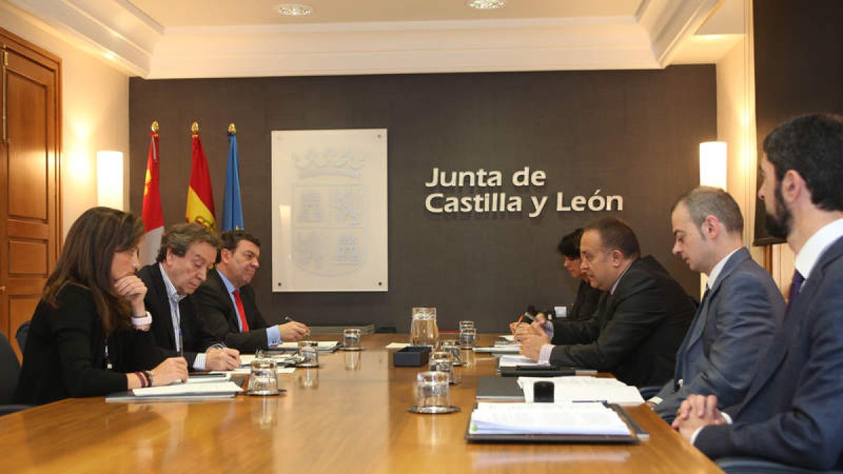 De Santiago (izda.) y Courel encabezaron las delegaciones de las dos instituciones.