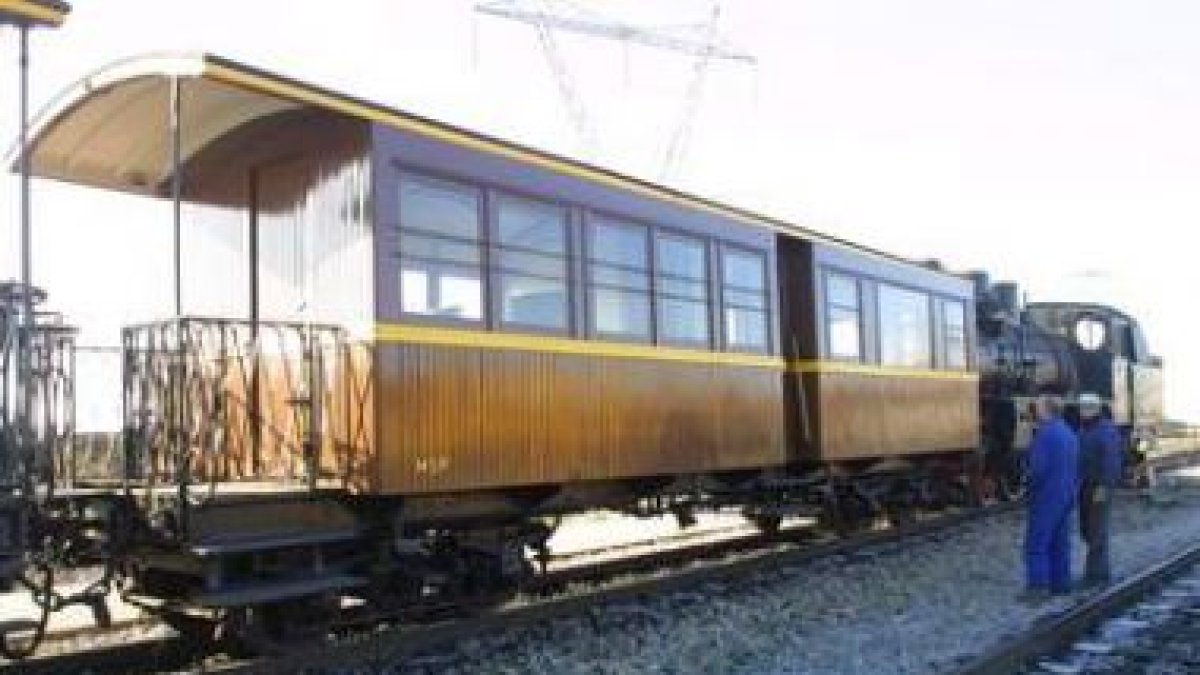 La imagen de archivo muestra un vagón ya acondicionado y la locomotora para uso turístico.