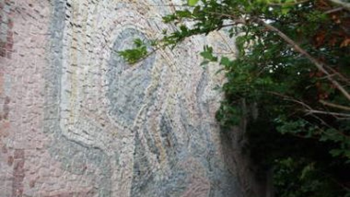 El mosaico está hecho con pedazos de mármol de diferentes colores y representa un brinco.