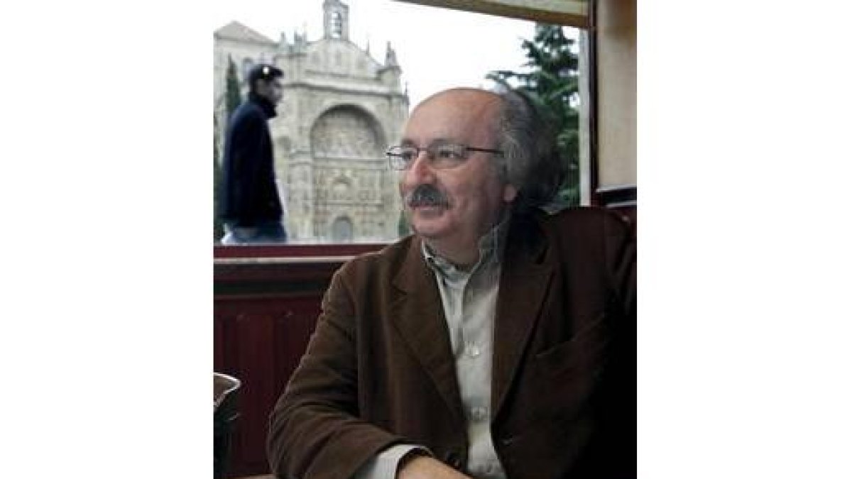 El poeta leonés Antonio Colinas, ayer en un café de Salamanca