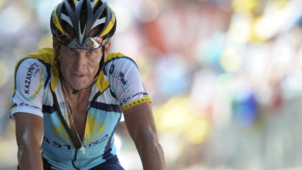 Lance Armstrong durante una de las llegadas de etapa del Tour de Francia.