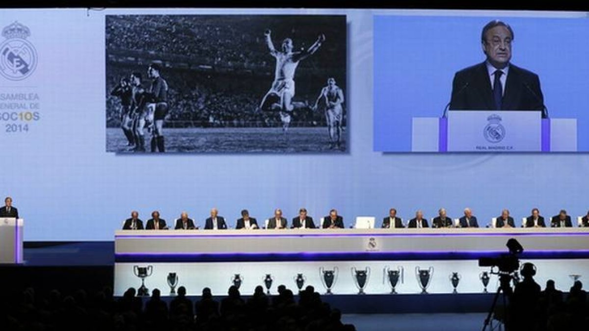 El presidente del Real Madrid, Florentino Pérez, durante el homenaje a Di Stéfano en la Asamblea General Ordinaria del club, este domingo.