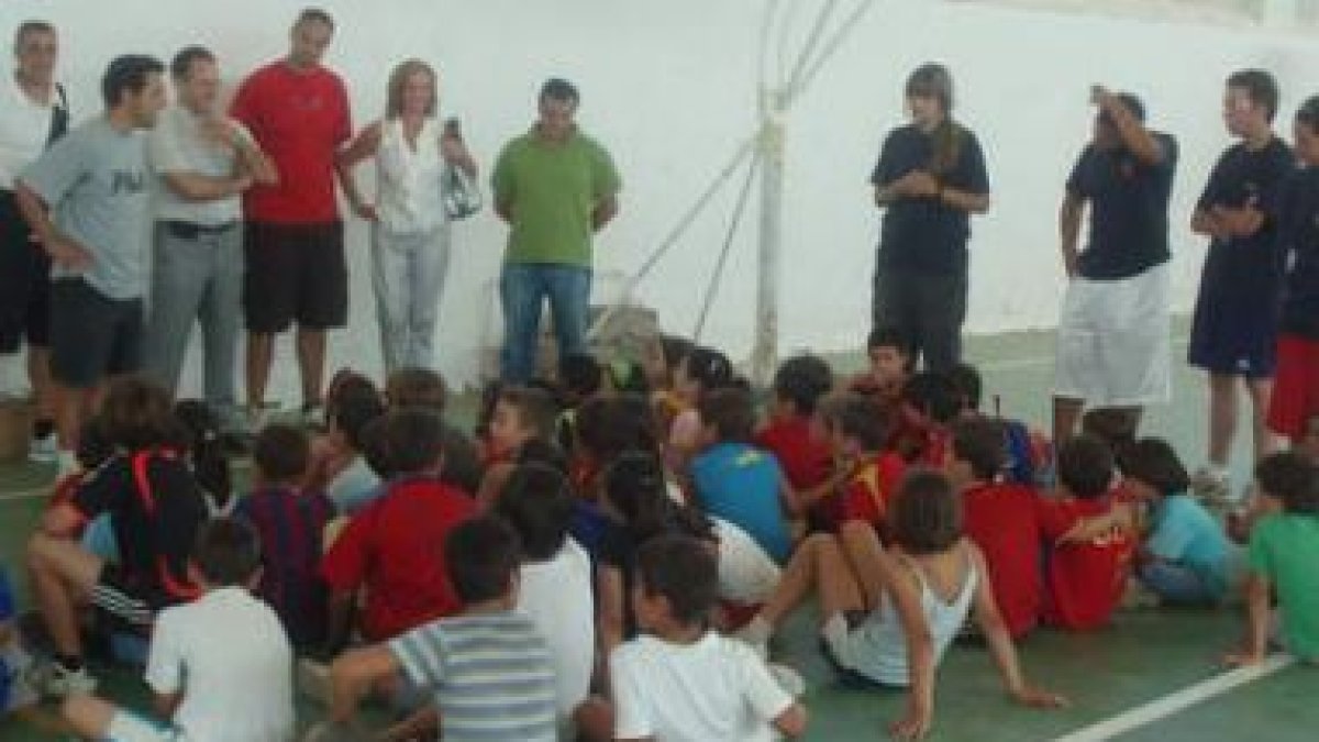 Los niños en el turno de preguntas a Ballesteros y a Oscar García.
