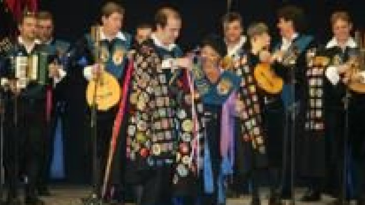 La directora de programas musicales de TVE, la berciana Pilar Tabares, recibe la capa de los tunos
