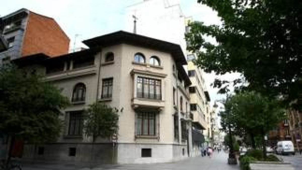 El palacete de 1929 aparece en el número 24 de la avenida Ordoño II