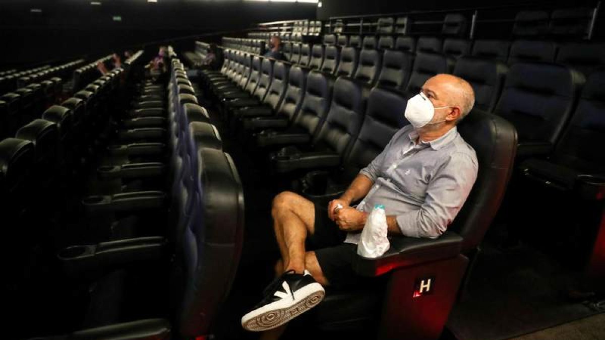 Un espectador en una sala casi vacía durante la pandemia. SEBASTIAO MOREIRA