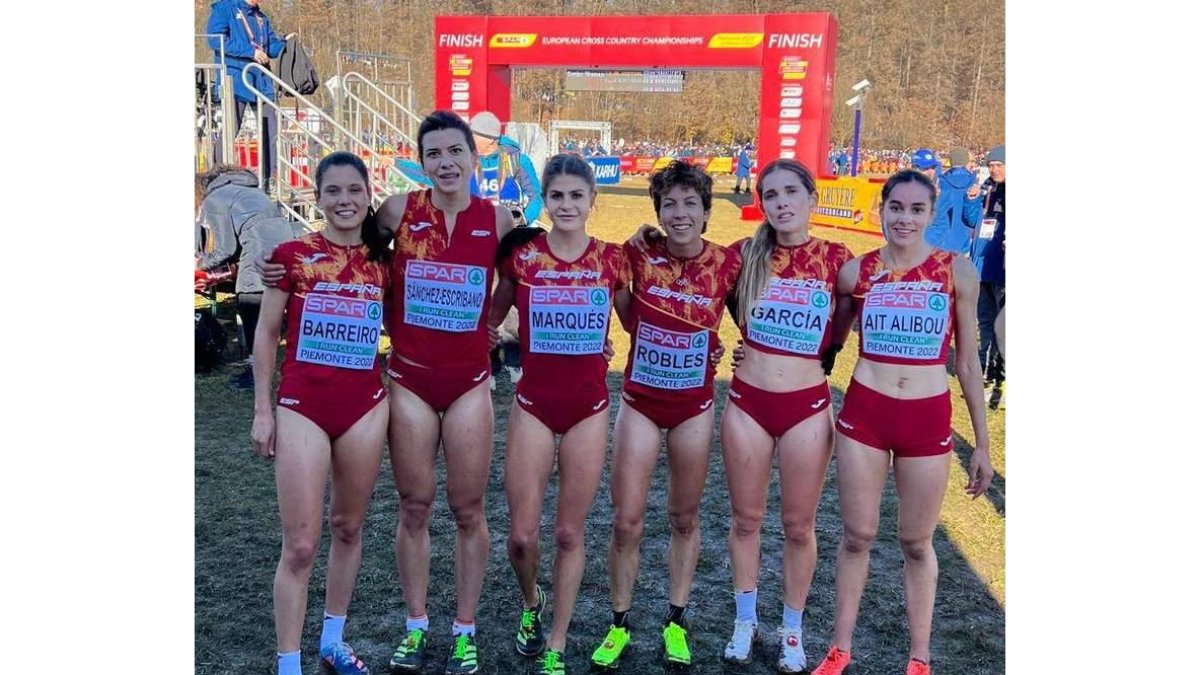 Roberto Aláiz, a la izquierda con la bandera de España, junto a sus compañeros de selección. RFEA