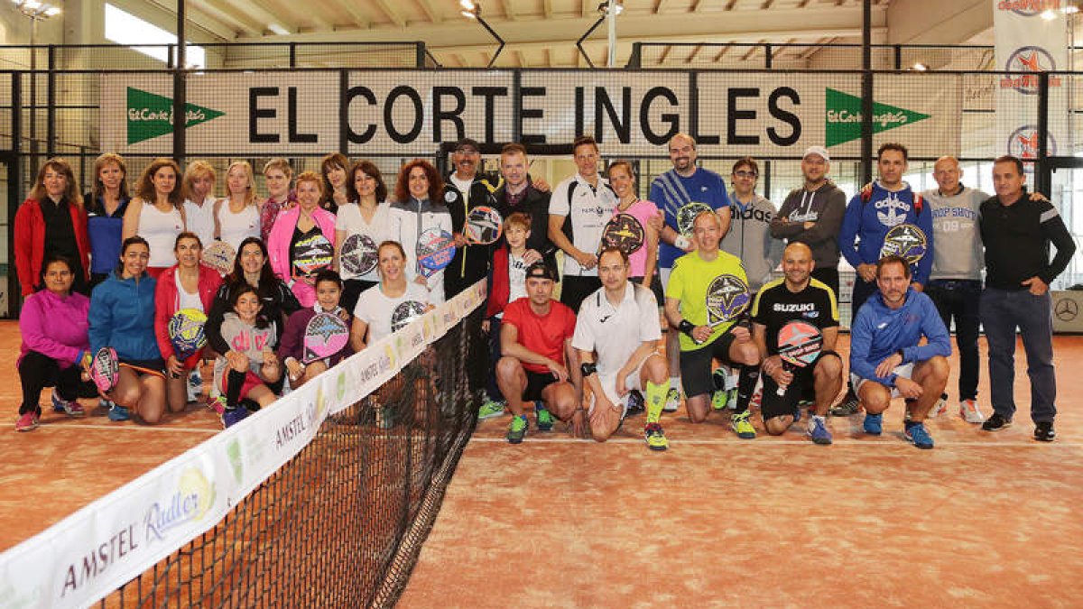 Imagen de familia con todos los jugadores que ayer disfrutaron con la lección magistral en Pádel Park. SECUNDINO PÉREZ