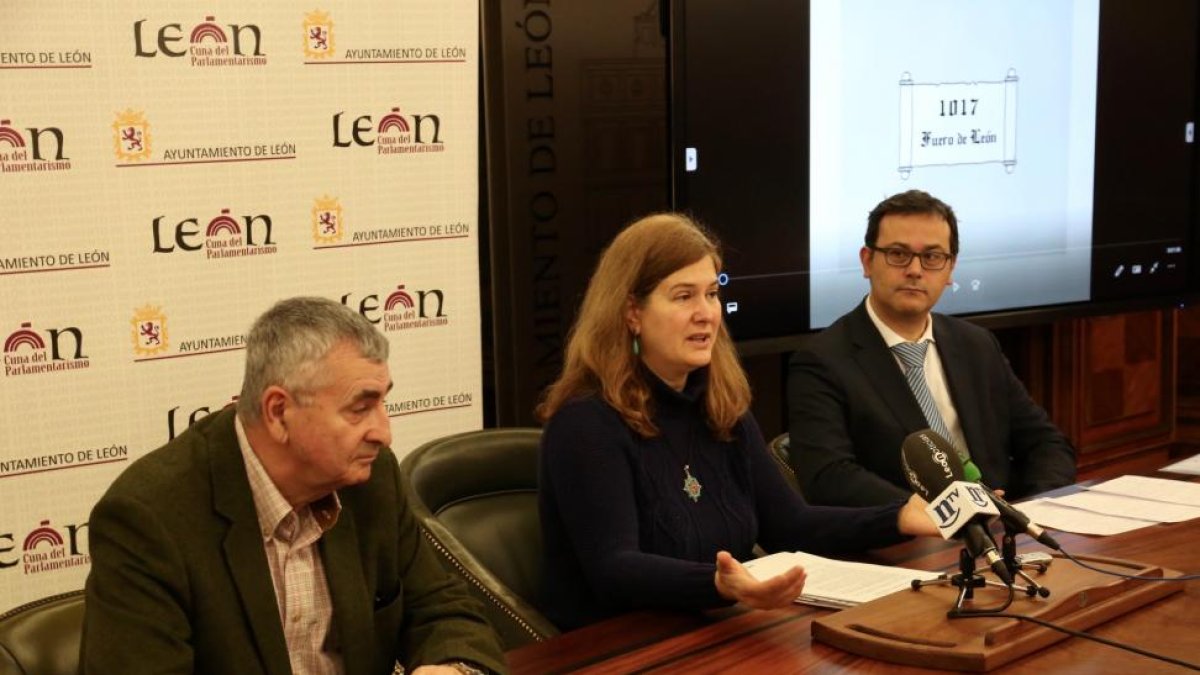 Margarita Torres acompañada de Pedro González y Dimitri Barua durante la presentación del coloquio.