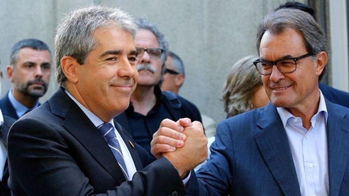 Francesc Homs y Artur Mas, ante las puertas del Tribunal Supremo, este lunes.