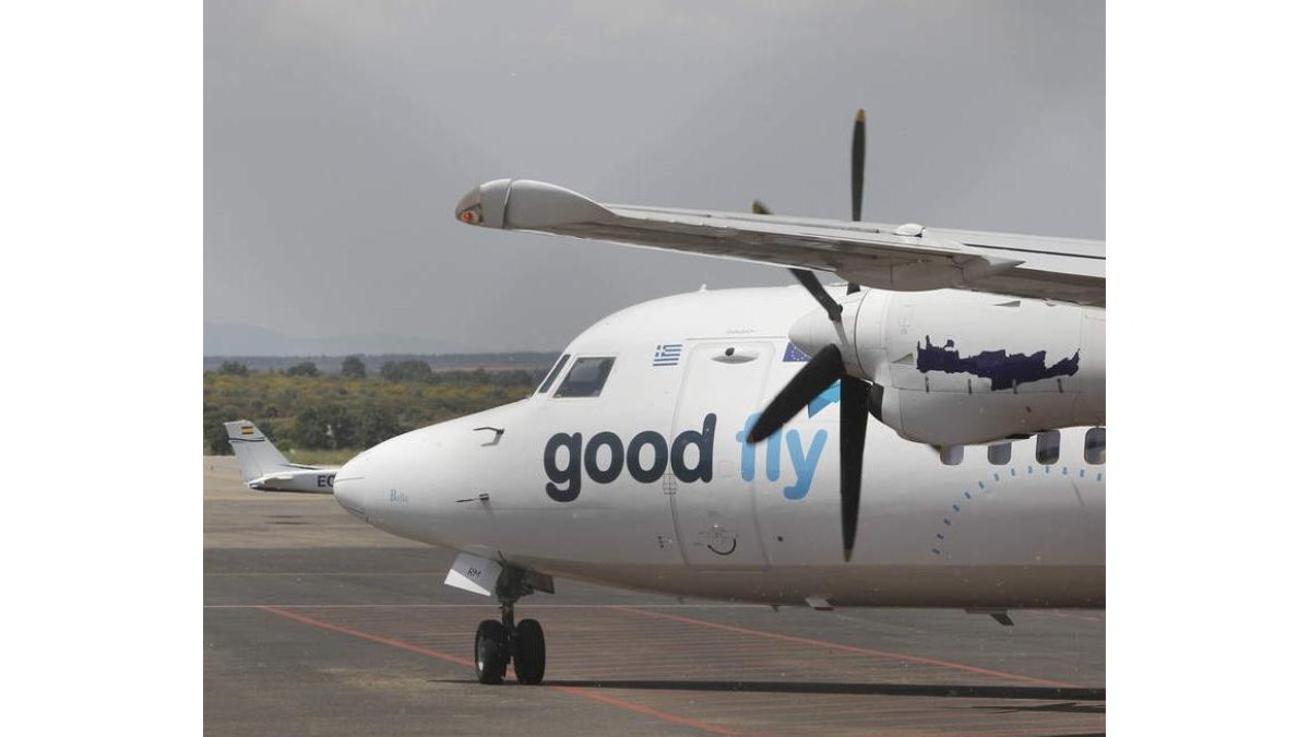 Un avión de Good Fly en el aeropuerto de León.