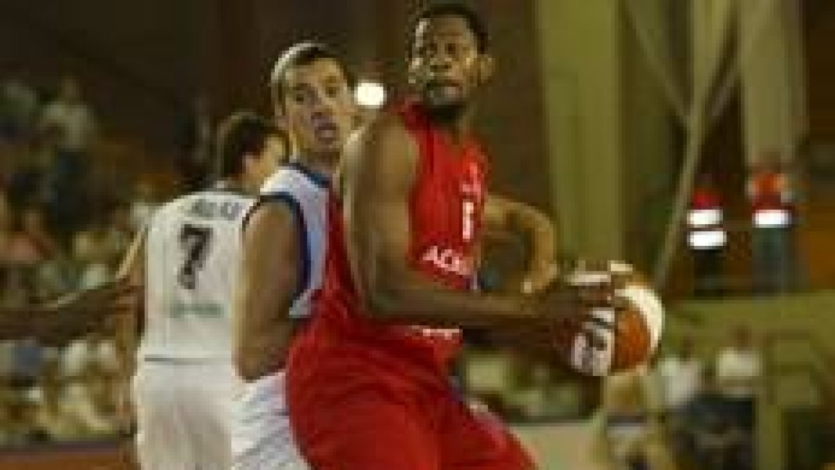 Lamont Barnes intenta acercarse a la canasta contraria ante la oposición de un jugador de La Palma