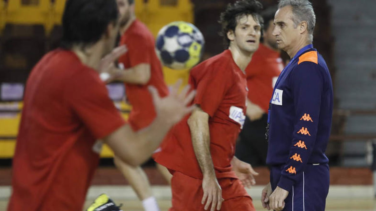 El pivote argentino Gonzalo Carou, junto a Guijosa y Vieyra, de espalda, en un entrenamiento del Abanca Ademar.