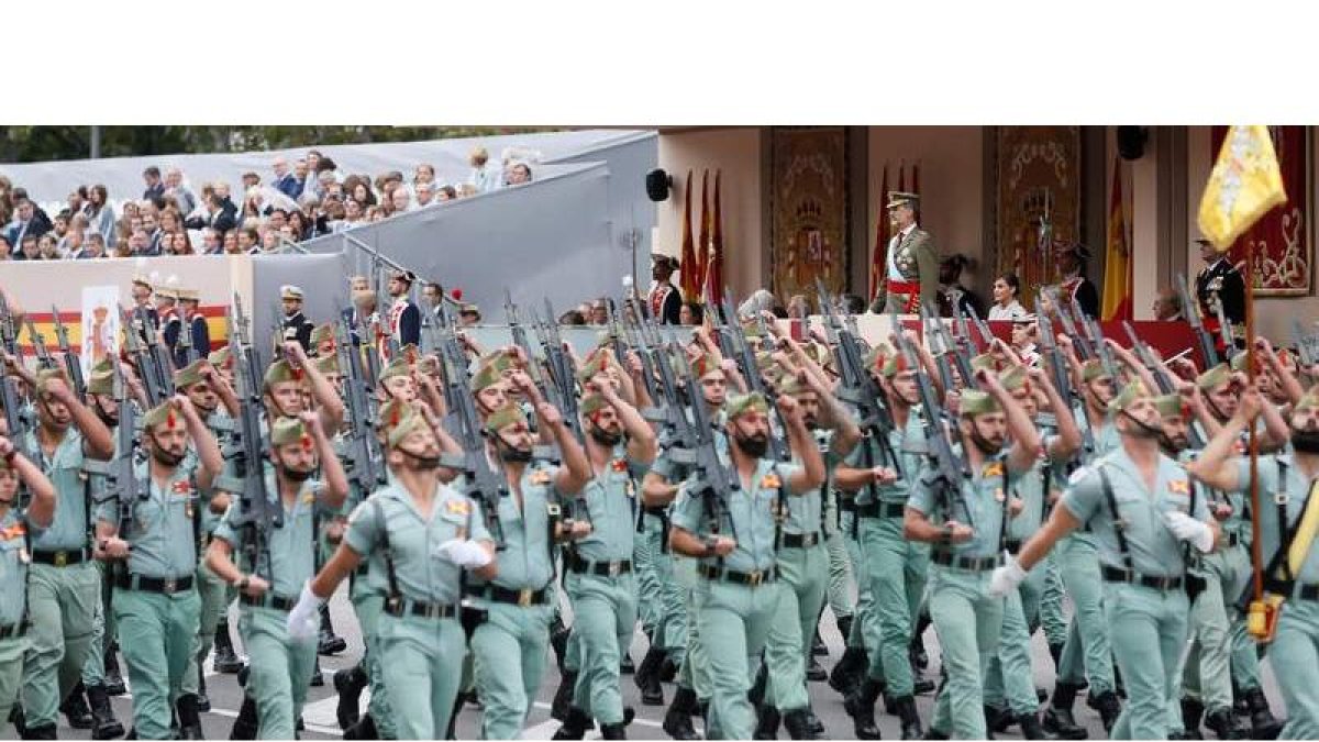 El rey Felipe VI presidió en Madrid el desfile militar con motivo del Día de la Fiesta Nacional. JUANJO MARTÍN