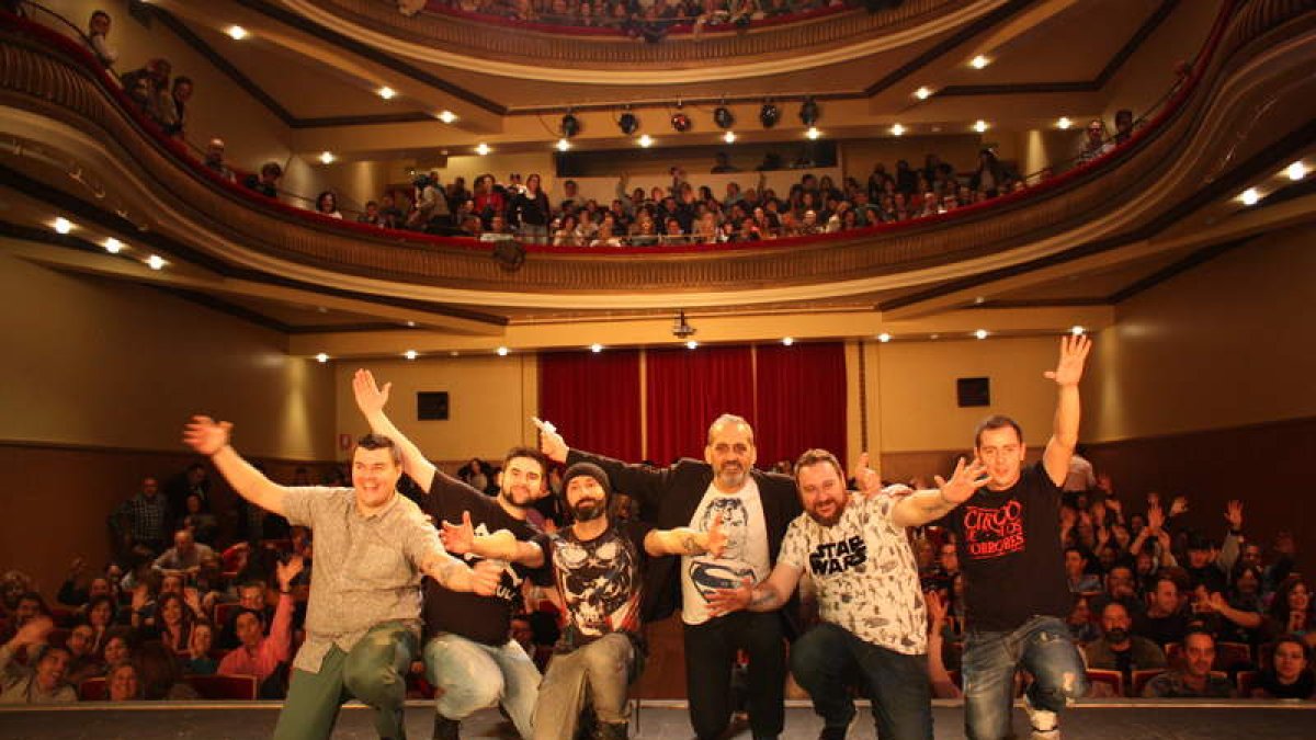 Foto de familia de los participantes de la segunda semifinal de los monólogos. ADELANTO BAÑEZANO