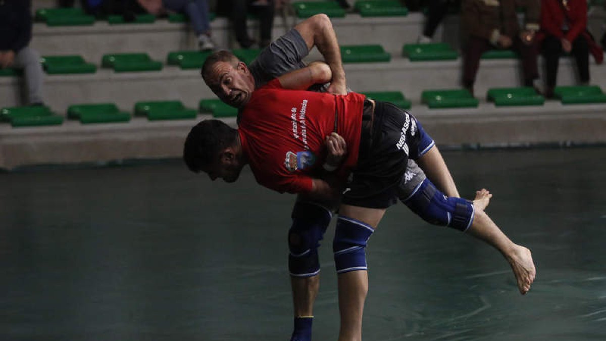 Manuel González y José Luis Ares en su combate. FERNANDO OTERO