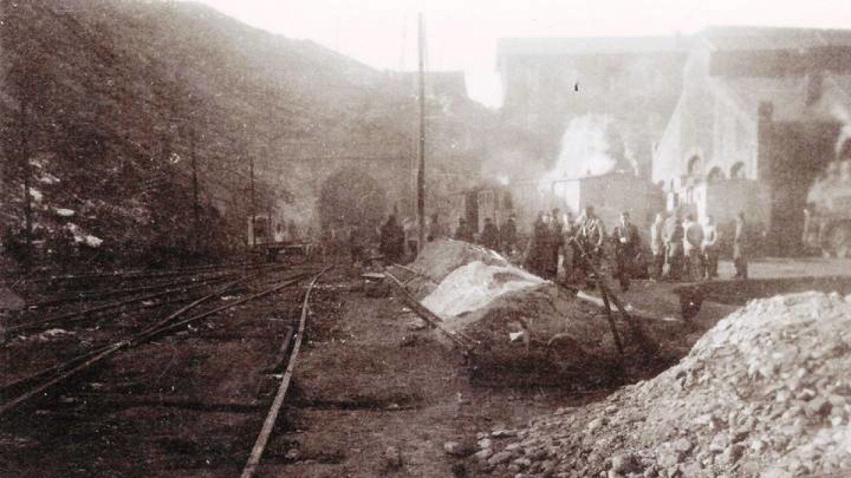 Imagen del accidente ferroviario en Torre del Bierzo. ADELINO ARDURA SUÁREZ