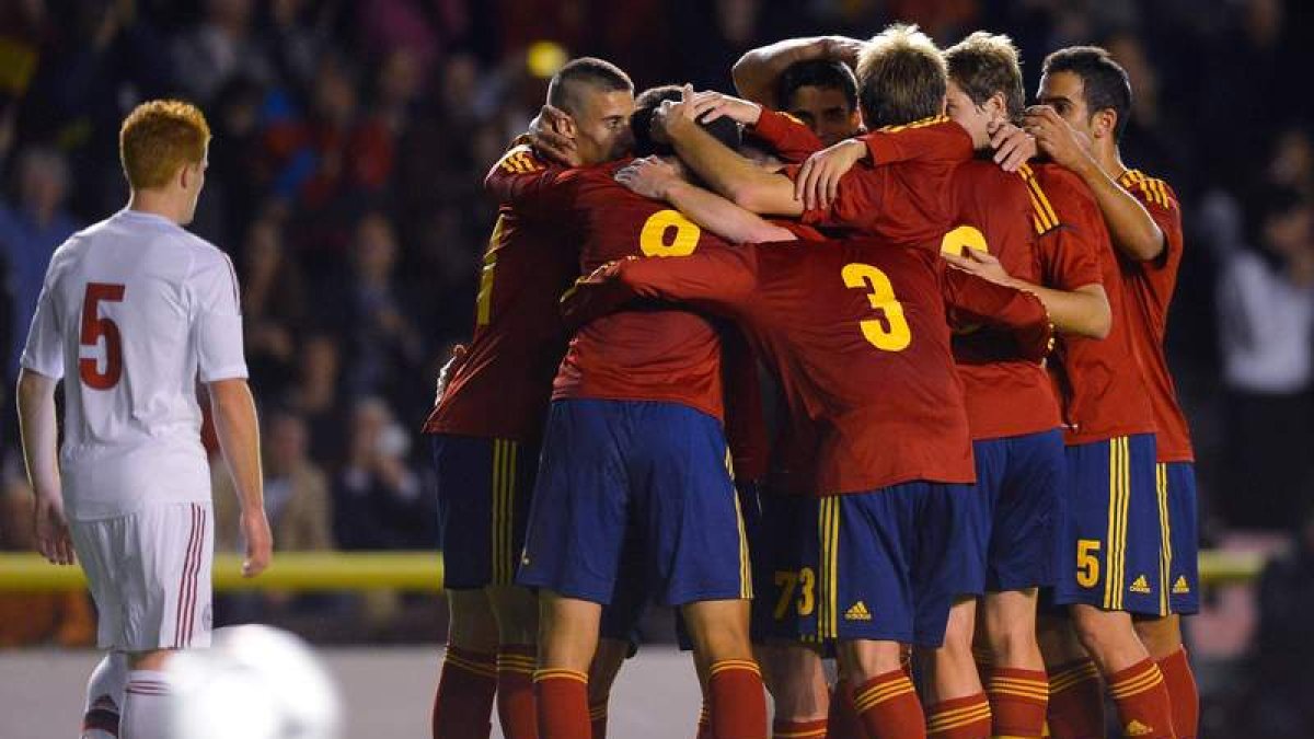 La selección española celebra uno de los cinco goles que le endosó a Dinamarca.