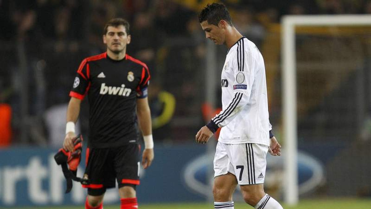 Iker Casillas y Cristiano Ronaldo, cabizbajos tras perder en Dortmund y ver como se complica el liderato del grupo.